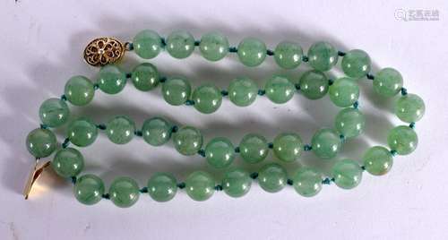 A VINTAGE JADE NECKLACE. 55 grams. 49 cm long.