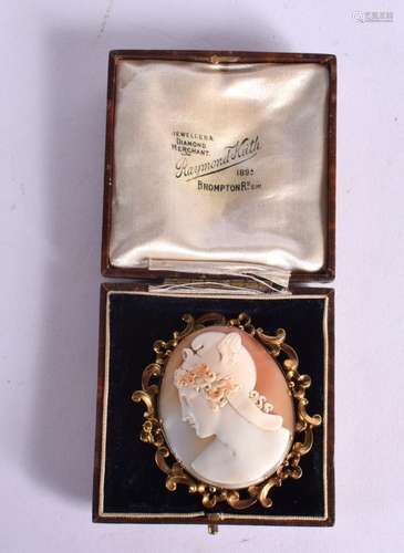 AN ANTIQUE YELLOW METAL CAMEO BROOCH. 18 grams. 5.5 cm x 4.7...