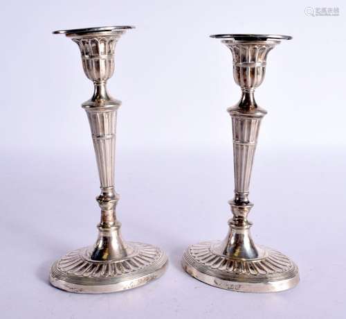 A PAIR OF EDWARDIAN NEO CLASSICAL SILVER CANDLESTICKS. Londo...