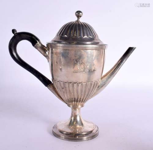 A GEORGE III SILVER TEAPOT. London 1797. 465 grams. 20 cm x ...