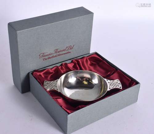 A SCOTTISH TWIN HANDLED QUAICH. Edinburgh 1991. 136 grams. 1...