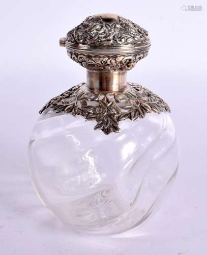 AN ANTIQUE SILVER MOUNTED GLASS SCENT BOTTLE. Chester 1898. ...