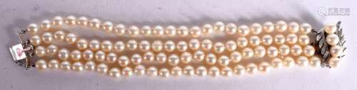 A STRING OF PEARLS WITH 14CT WHITE GOLD CLASP. Stamped 14K, ...