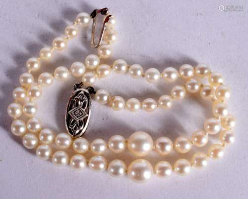 A CULTURED PEARL NECKLACE WITH 9CT GOLD CLASP. Stamped 9ct, ...