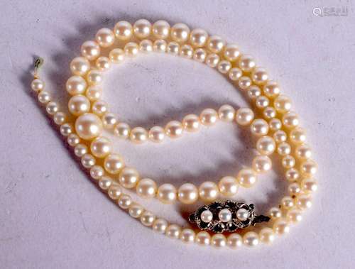 A PEARL NECKLACE WITH CONTINENTAL SILVER CLASP. Stamped 925,...