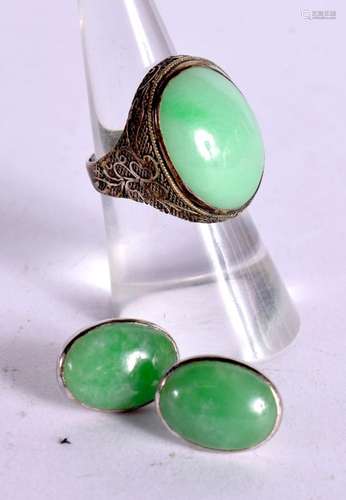 A JADE RING WITH MATCHING EARRINGS. Size L, total weight 10g...