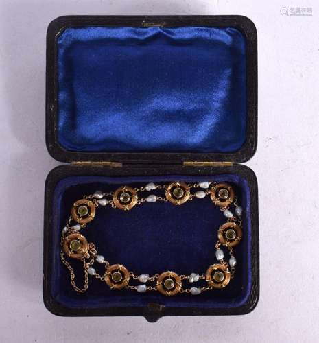 A CASED EDWARDIAN 15CT GOLD BRACELET INSET WITH PERIDOT AND ...