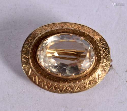 AN ANTIQUE GOLD AND TOPAZ BROOCH. 2.4cm x 1.8cm, weight 3.3g