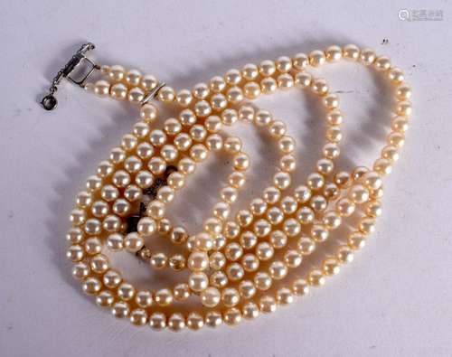 A PEARLESCENT BEAD NECKLACE. 112cm long, bead size 6.5mm, we...