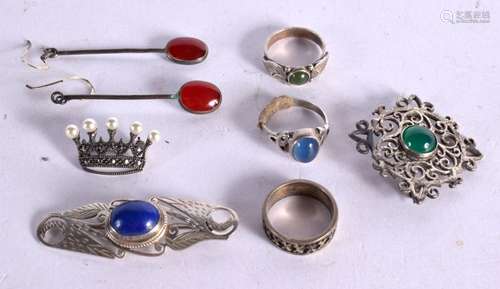 ASSORTED WHITE METAL JEWELLERY. (8)