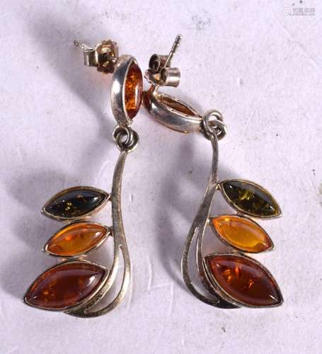 A PAIR OF AMBER EARRINGS. 4.2cm drop, weight 7g