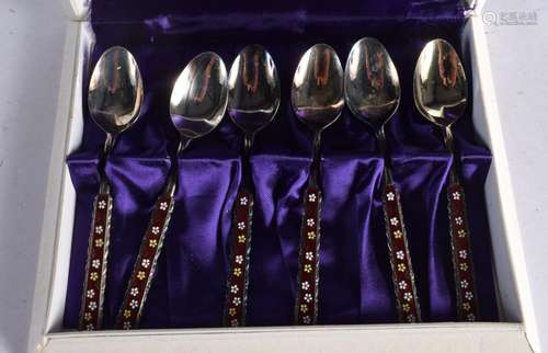 A BOXED SET OF 6 CHINESE SILVER AND ENAMEL TEASPOONS. 12.6cm...