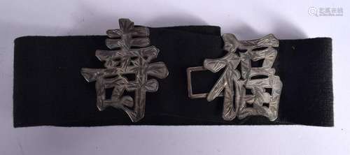 A CHINESE SILVER BELT BUCKLE. 10cx x 7cm, total weight 81g