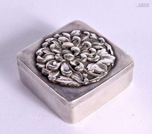 A CHINESE WHITE METAL BOX AND COVER. 3.5cm x 3.3cm x 1.3cm, ...