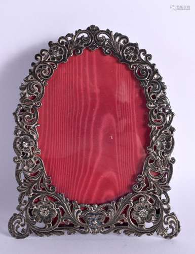 A SILVER PICTURE FRAME. Stamped Sterling, 17cm x 14.3cm