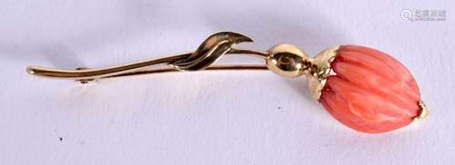 A 14CT GOLD AND CORAL FLOWER BROOCH. 6cm long, weight 5.4g