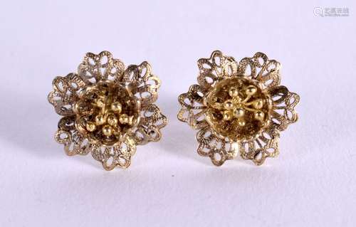 A PAIR OF 9CT GOLD EARRINGS. Weight 3.9g