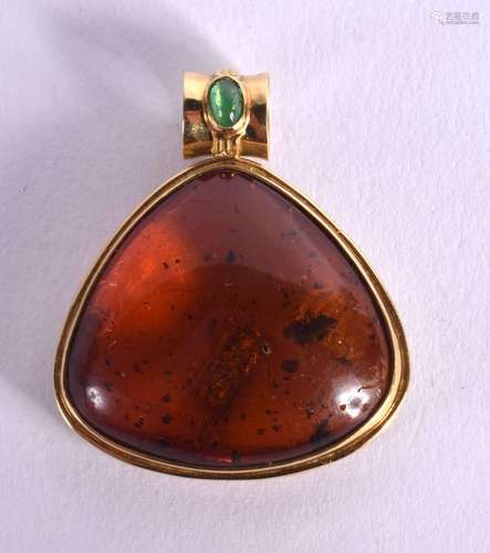 AN 18CT GOLD MOUNTED AMBER PENDANT INSECT TRAPPED IN THE AMB...