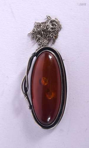 A SILVER AND AMBER NECKLACE. Stamped 925, chain 42cm, weight...