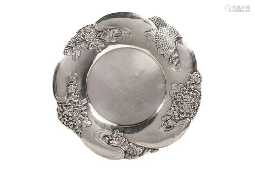 JAPANESE CHRYSANTHEMUM SILVER DISH, 607g