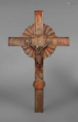 Holzkreuz mit Jesus geschnitzt übergroß