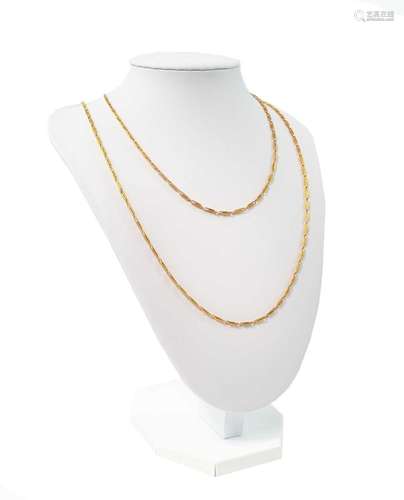 An 18ct gold box link chain.