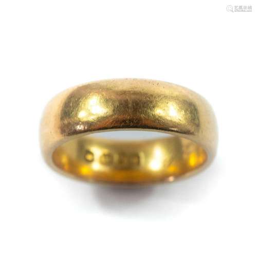 A Victorian 18ct gold hallmarked gold D section band ring.