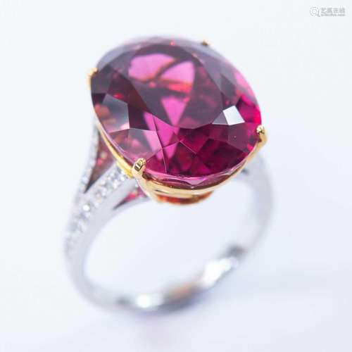 An 18ct white and yellow gold pink topaz dress ring.