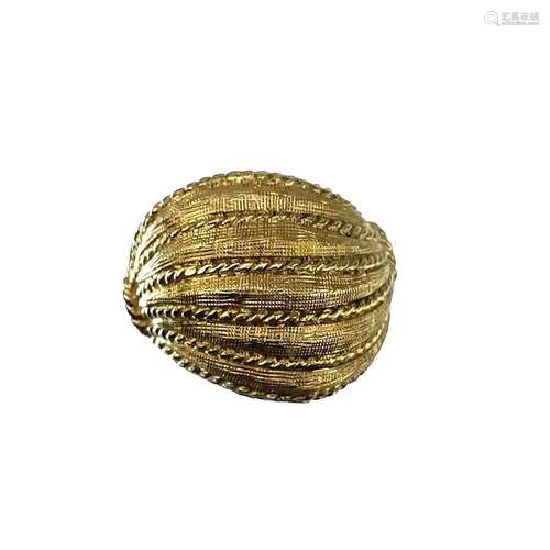 An 18ct gold rope twist and textured bombe ring.