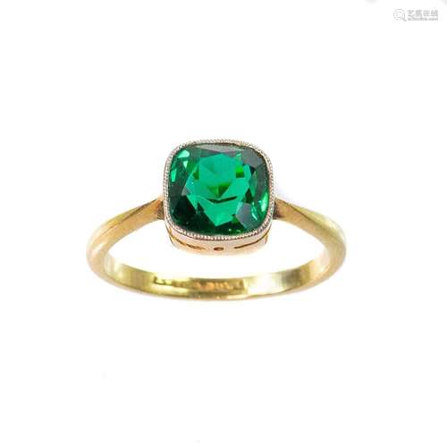 An 18ct gold green garnet stone set ring.