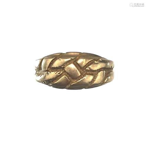 An Edwardian 18ct gold knot design ring.