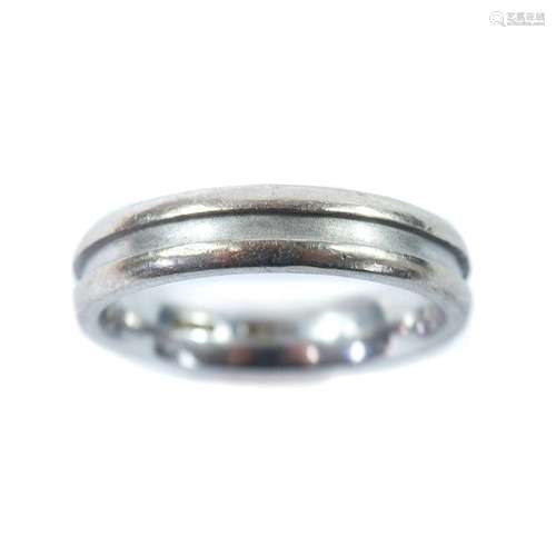 A modern 18ct hallmarked white gold band ring.