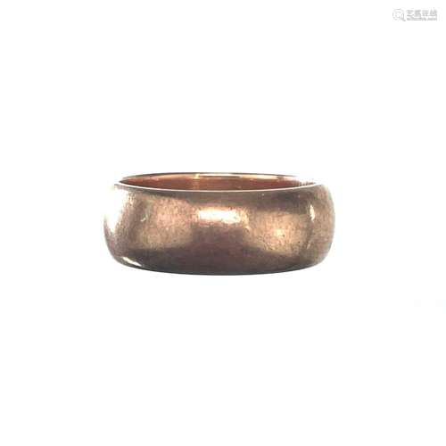 A 9ct rose gold band ring.