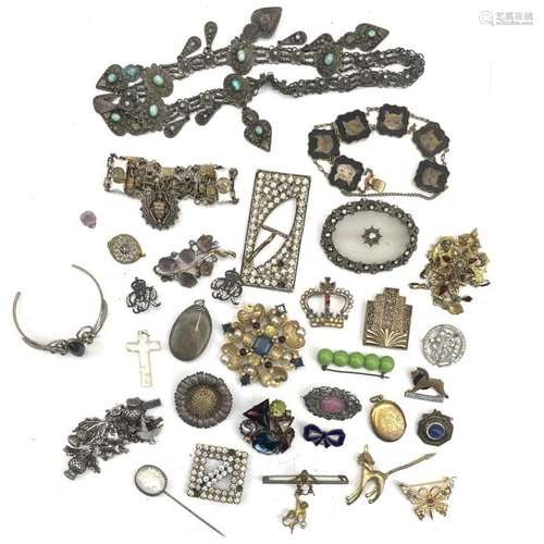 A collection of costume jewellery.