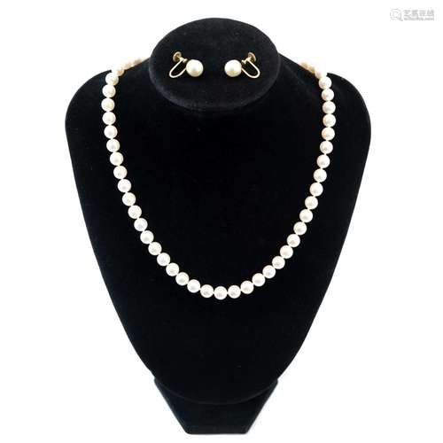 A modern pearl necklace with screw back pearl earrings.