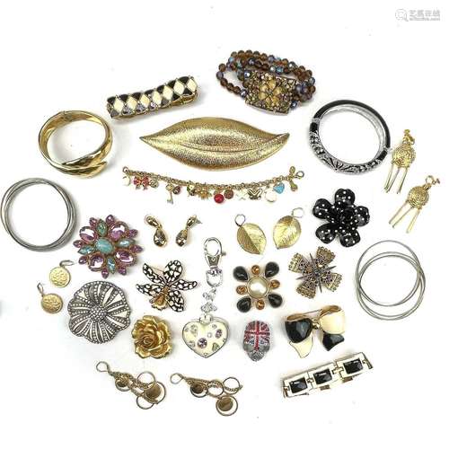 A collection of Joan Rivers fashion jewellery brooches, bang...