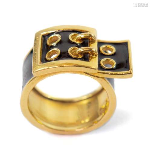 Kutchinsky – An 18ct gold and black enamel buckle ring.