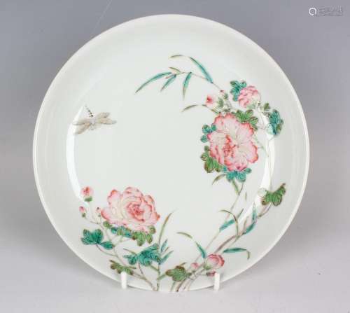 A Chinese famille rose porcelain saucer dish