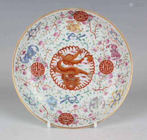 A Chinese famille rose porcelain small saucer dish