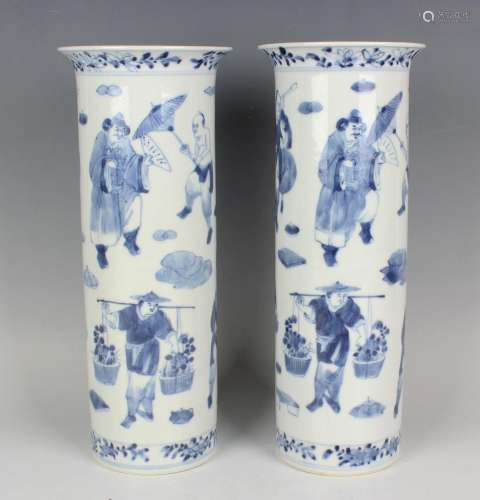 A pair of Chinese blue and white porcelain cylinder vases