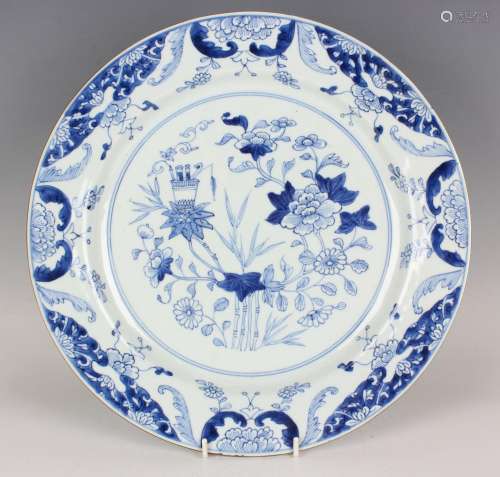 A Chinese blue and white export porcelain circular dish