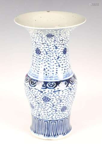 A Chinese blue and white porcelain 'phoenix tail' vase