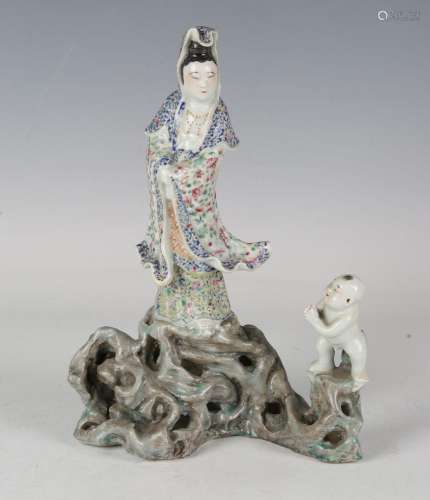 A Chinese famille rose enamelled porcelain figure group