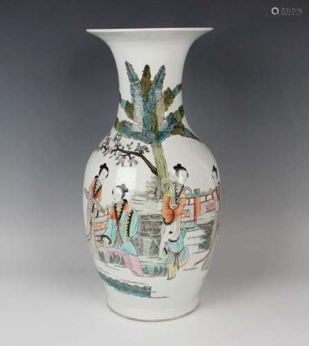 A Chinese porcelain vase