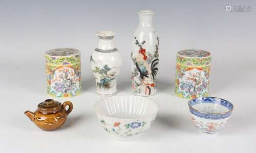A Chinese famille rose porcelain bowl and cover/stand