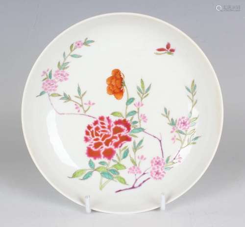 A Chinese famille rose porcelain saucer dish