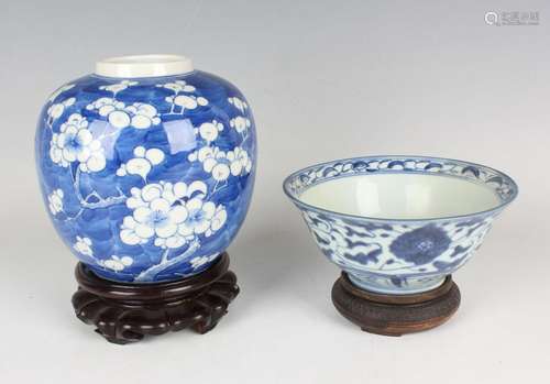 A Chinese blue and white porcelain circular bowl