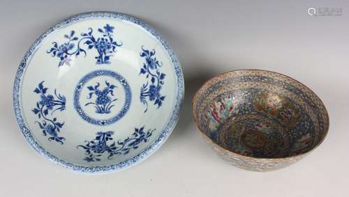 A Chinese blue and white export porcelain circular bowl