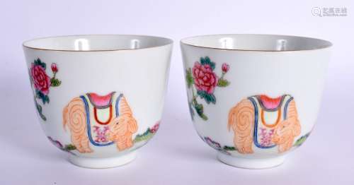 A PAIR OF CHINESE PORCELAIN FAMILLE ROSE TEABOWLS 20th Centu...