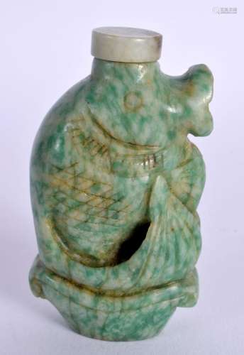 AN EARLY 20TH CENTURY CHINESE CARVED JADEITE SNUFF BOTTLE AN...
